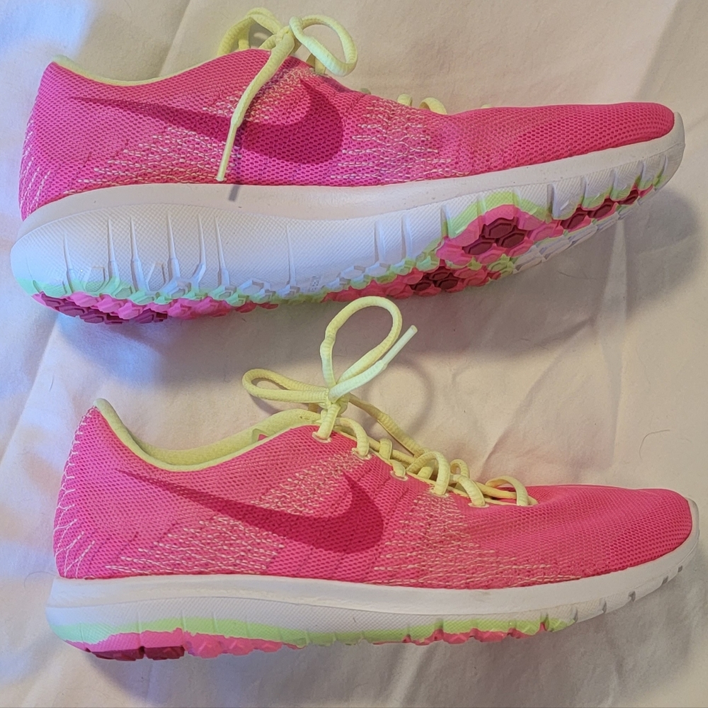 Size 6 Nike Fury sneakers